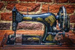 Read more about the article Eine Idee – viele Väter: Wer hat die Nähmaschine erfunden?
