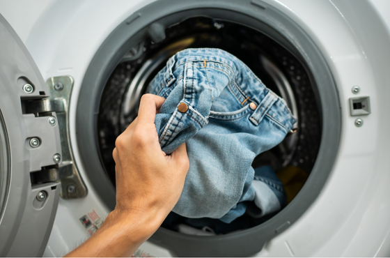 Jeans in einer Waschmaschine